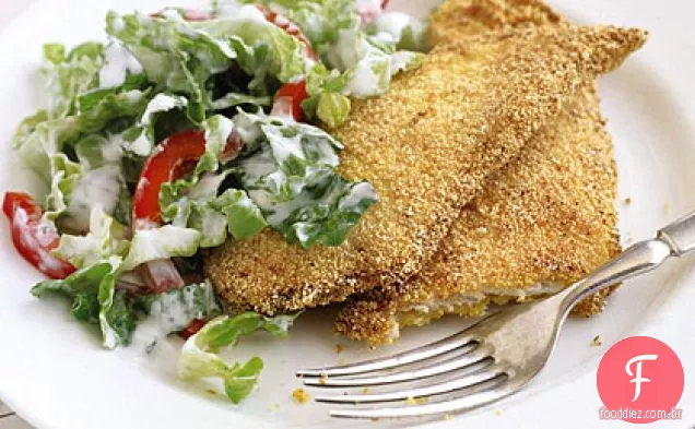 Costeletas de frango crocantes com salada Romaine cremosa