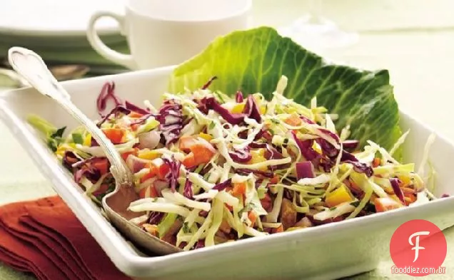 Salada de repolho com molho cremoso de manjericão