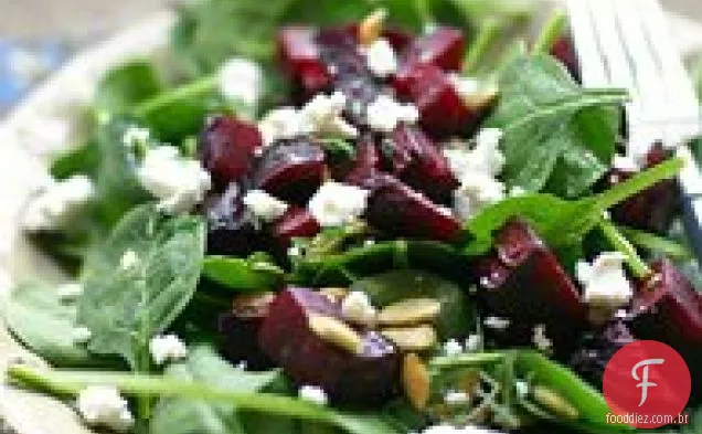 Salada de beterraba assada e queijo de cabra com vinagrete Balsalmico