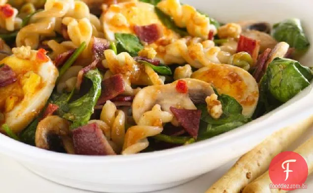Salada de macarrão com espinafre e César