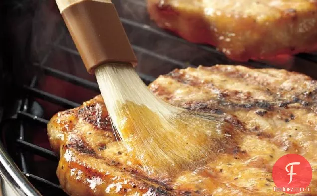 Costeletas de porco grelhadas com esmalte de maçã de bordo