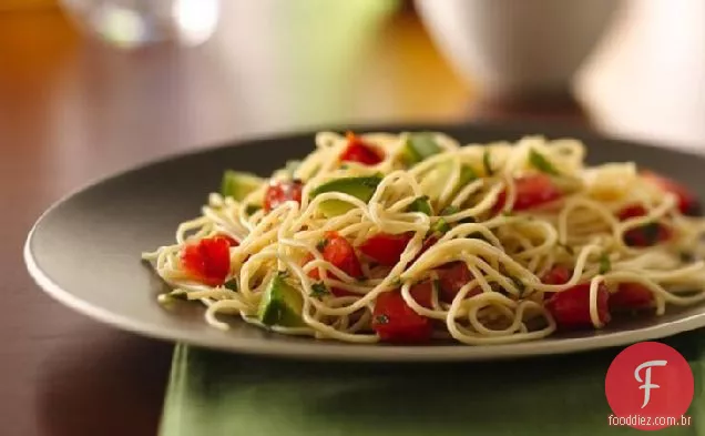Macarrão de cabelo de anjo com abacate e tomate