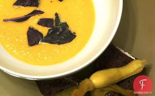 Sopa de tomate e abobrinha de Michael Bulkowski-queijo grelhado com pão