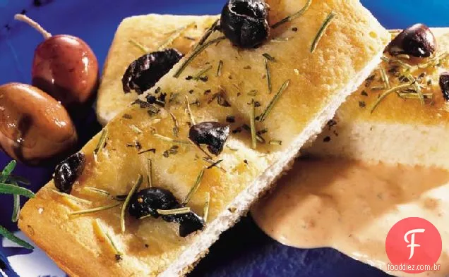 Focaccia de azeitona com molho de pimentão assado