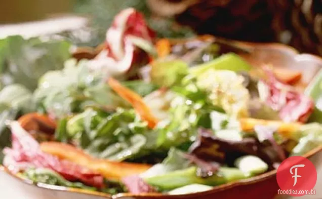 Salada de campo com molho de soja quente