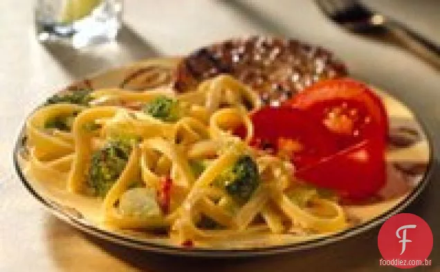 Fettuccine e brócolis com molho de Cheddar afiado