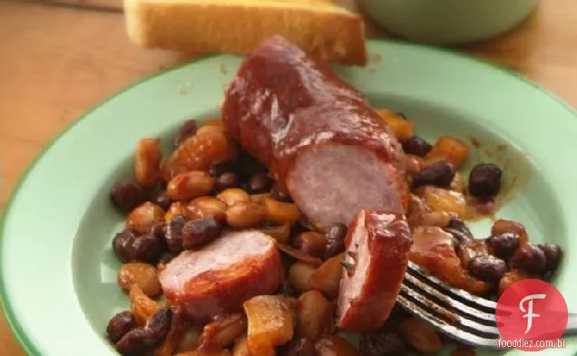 Feijão grelhado com fogão lento e linguiça polaca