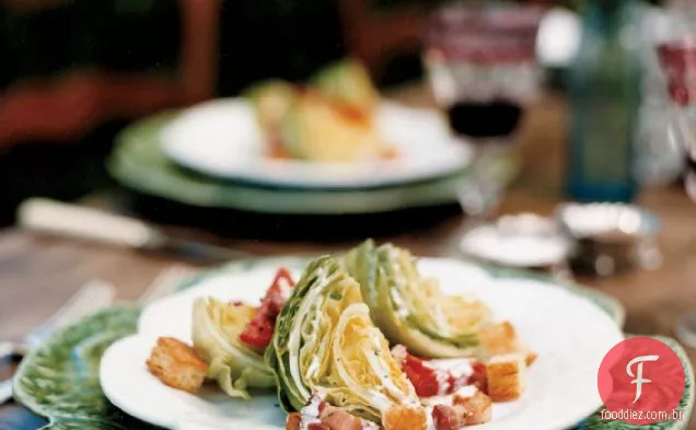 Iceberg cunhas com Bacon e molho de leitelho