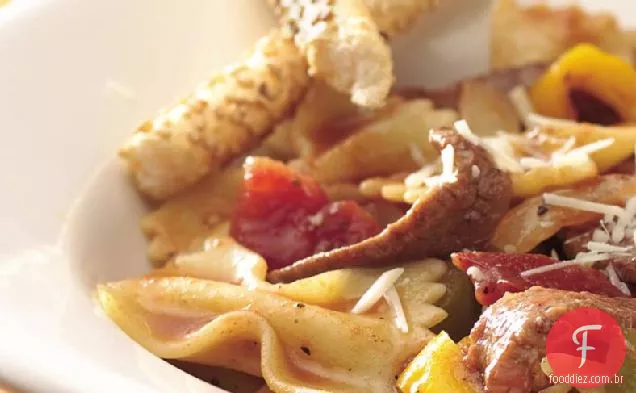 Massa de gravata borboleta com carne e tomate