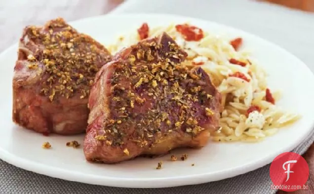 Costeletas de cordeiro com Herbed-Feta Orzo
