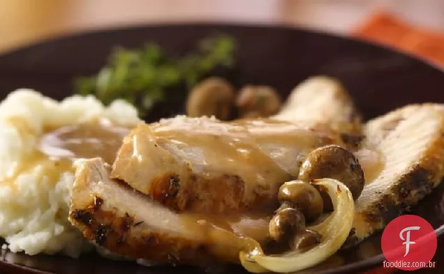 Dijon e erva peito de peru com molho de cogumelos
