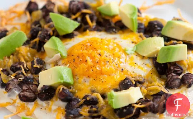 Ovo e Feijão Preto Tostadas