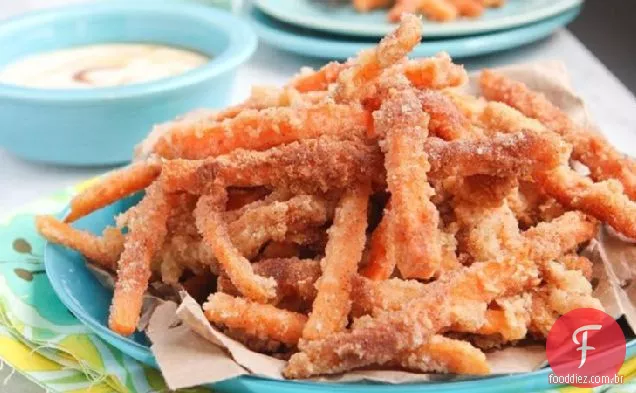 Açúcar atrevido canela batata doce frita com cremoso Coco Maple mergulhando molho