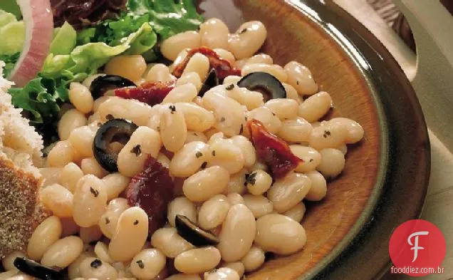 Feijão branco de fogão lento com tomates secos ao sol