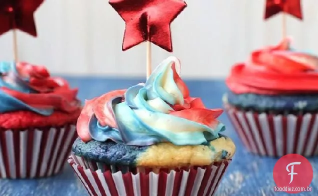 Cupcakes vermelhos, brancos e tingidos