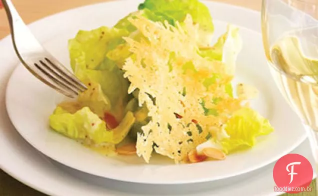 Salada de alface com parmesão Tuiles e amêndoas