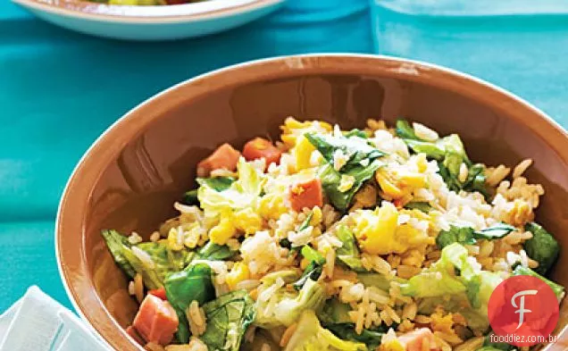 Alface arroz frito com presunto de Páscoa e ovos