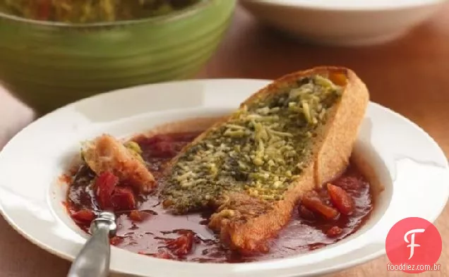 Sopa de tomate italiana com torradas de Pesto-queijo