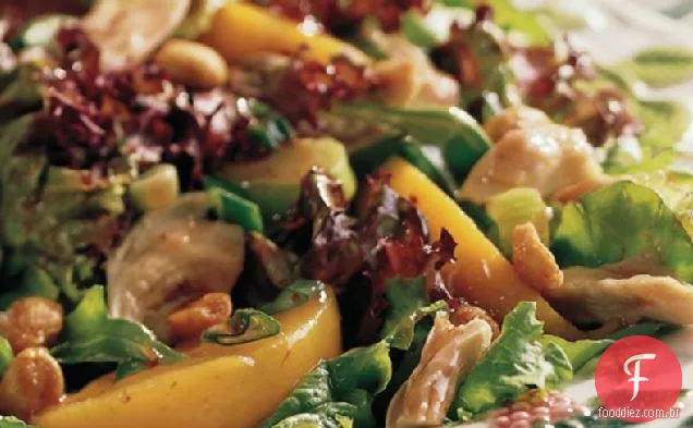 Salada de frango com pêssego e amendoim