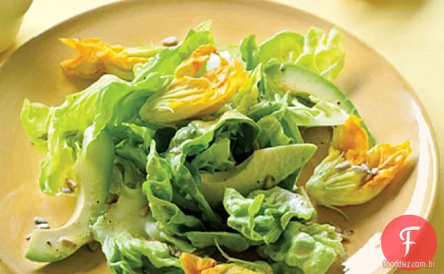 Salada de alface com flor de abóbora, abacate e manteiga