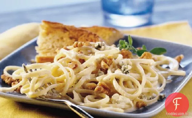 Gorgonzola Linguine com nozes torradas