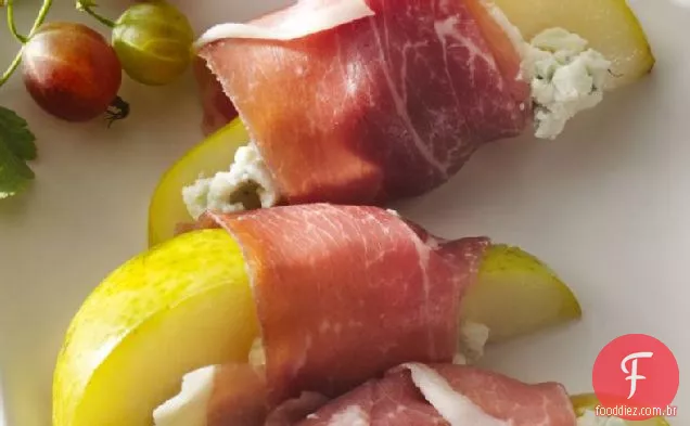 Prosciutto e fatias de pêra de queijo azul cremoso