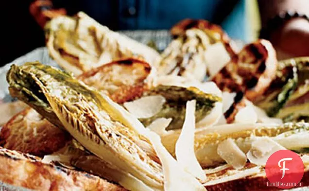 Seared Romaine Spears com Caesar vestir