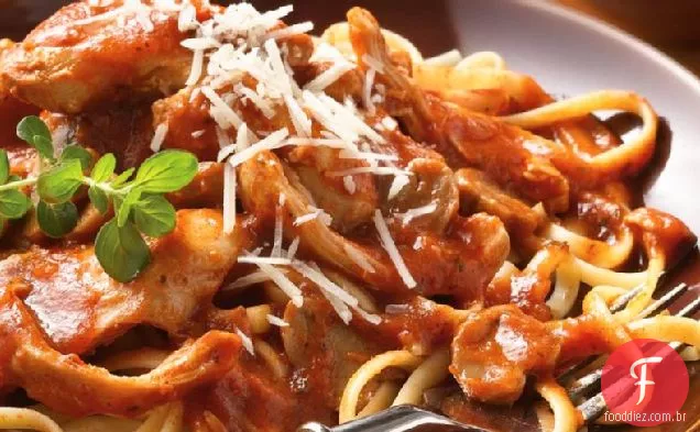 Cacciatore da galinha do lento-fogão com Linguine