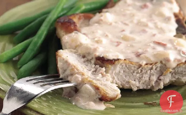 Costeletas sufocadas com pedaços de Bacon