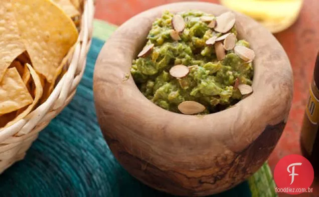 Guacamole de amêndoa torrada com damascos