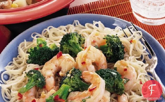 Camarão e brócolis Lo Mein