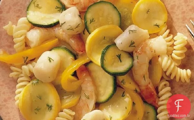 Frutos do mar de limão com macarrão