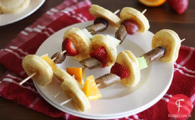 Kabobs de panqueca de frutas e salsichas