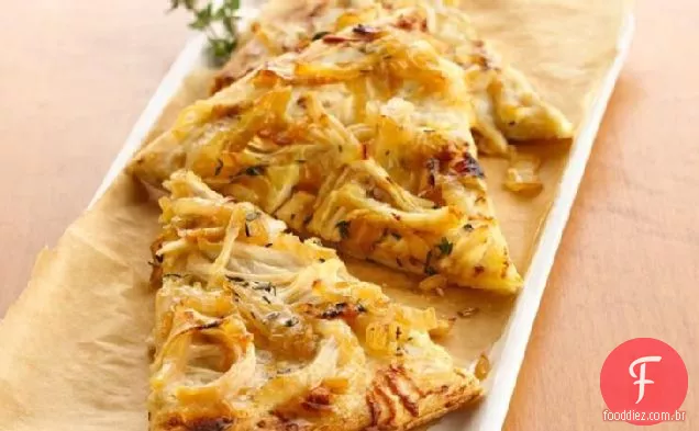 Pizza de frango branco grelhado com cebola doce caramelizada