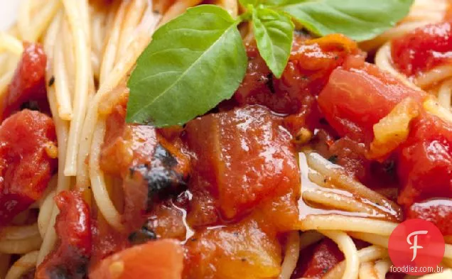 Espaguete com tomate e alho-óleo de manjericão
