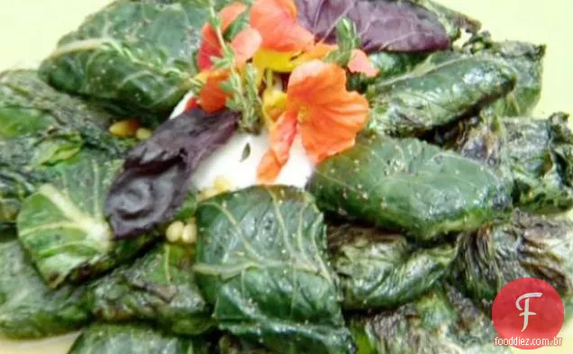 Folhas grelhadas do Romaine do Rancho de Bacara com Prosciutto, pinhões e manjericão