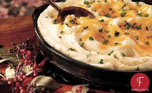 Caçarola de purê de batata com dois queijos e alecrim