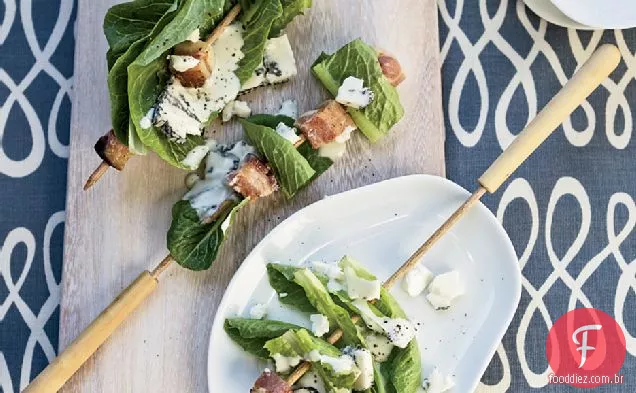 Espetos de Bacon e Romaine com molho de queijo azul