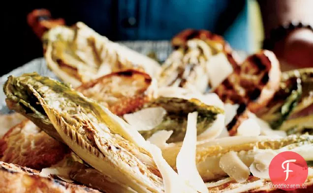 Seared Romaine Spears com Caesar vestir