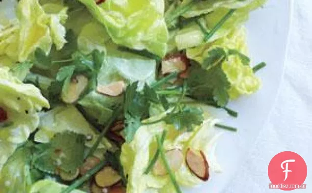 Salada De Alface De Boston Com Ervas E Amêndoas Torradas