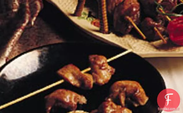 Kabobs de frango com molho de amendoim