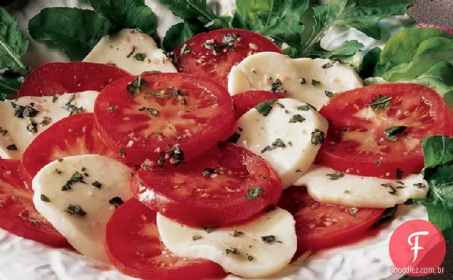 Mussarela fresca e salada de tomate