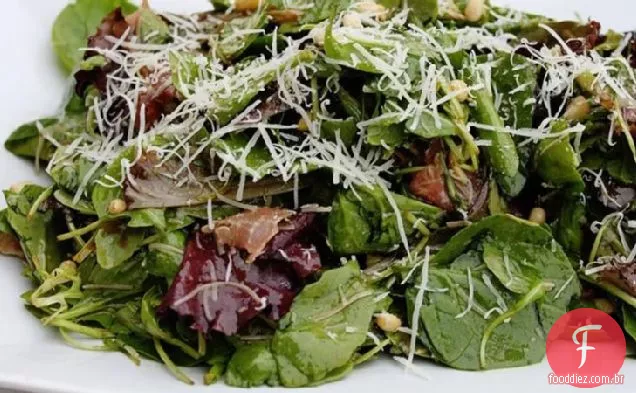Salada Prosciutto e pinhão com vinagrete balsâmico