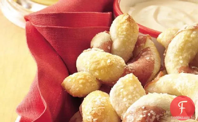 Presunto torcido Pretzels com Mergulho De Cerveja