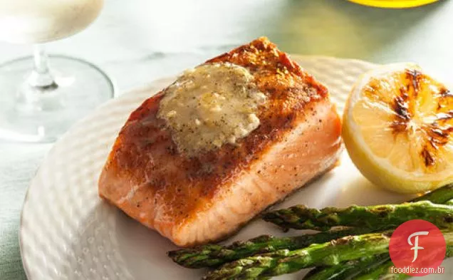 Salmão grelhado com manteiga composta de limão e pimenta