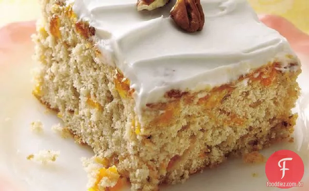 Bolo de noz-pecã de manteiga com damascos