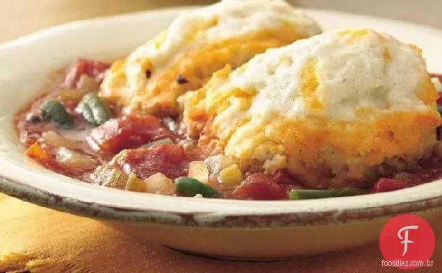 Guisado de tomate e vegetais com bolinhos de queijo Cheddar