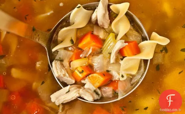 Sopa fácil de Macarrão De Frango com sobras de Frango Assado