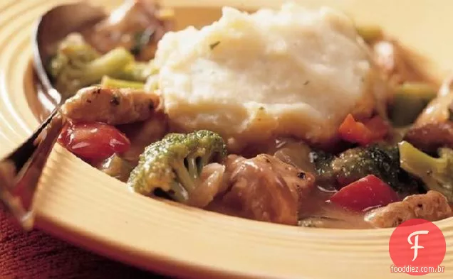 Ensopado de porco saboroso com bolinhos de batata