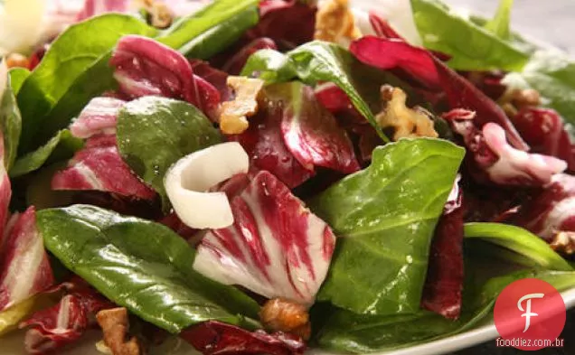 Salada de chicória e rúcula com vinagrete de mel